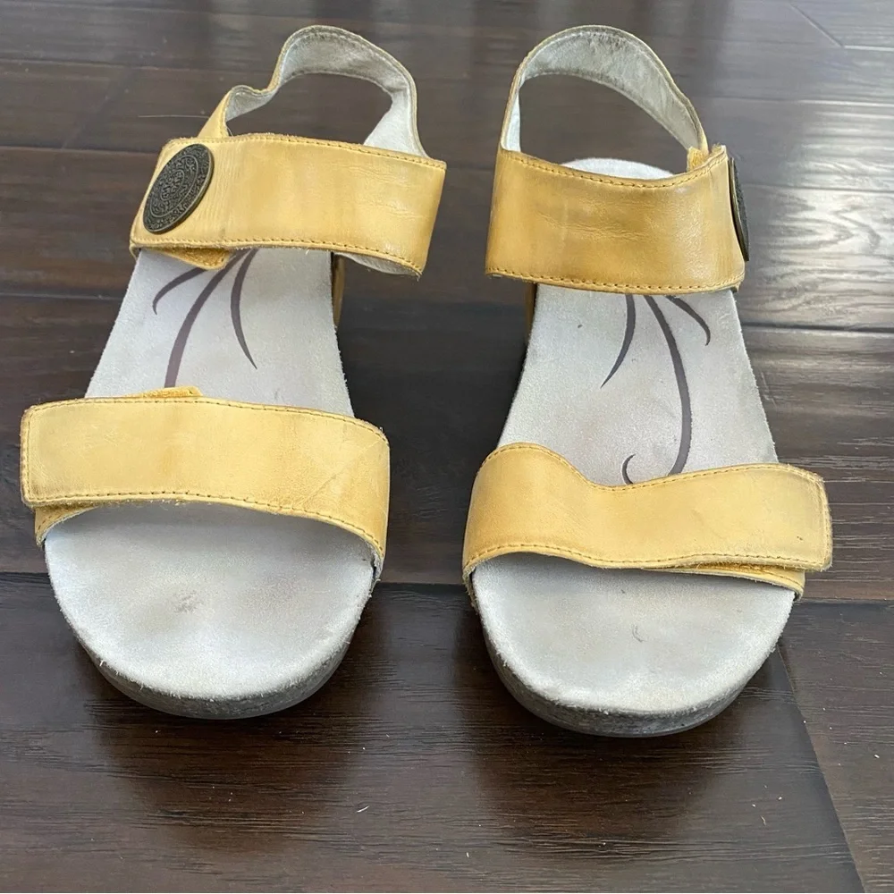 Abeo leather upper wedge heeled sandals women’s size 8M